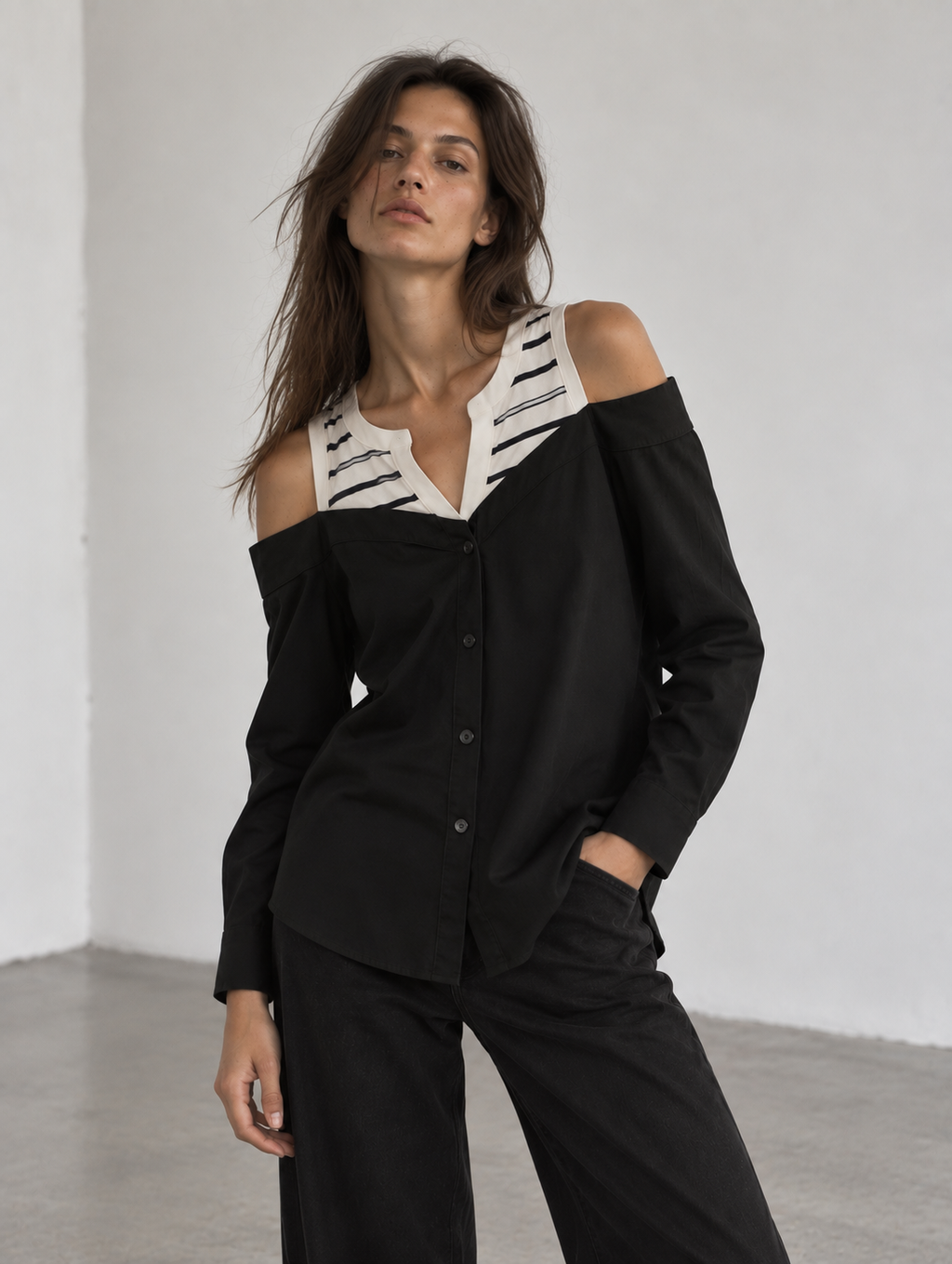 Blusa hombros descubiertos con escote combinado