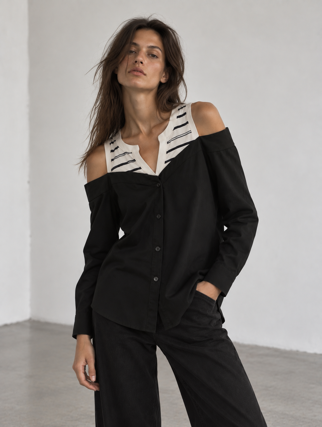 Blusa hombros descubiertos con escote combinado