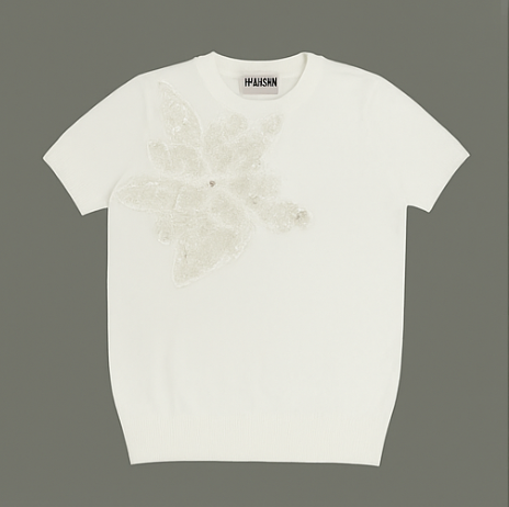 T-Shirt con Bordado de Flor “Elegancia Nocturna”