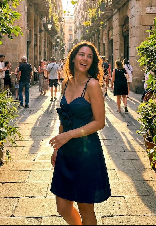 Vestido corto satinado con flor central