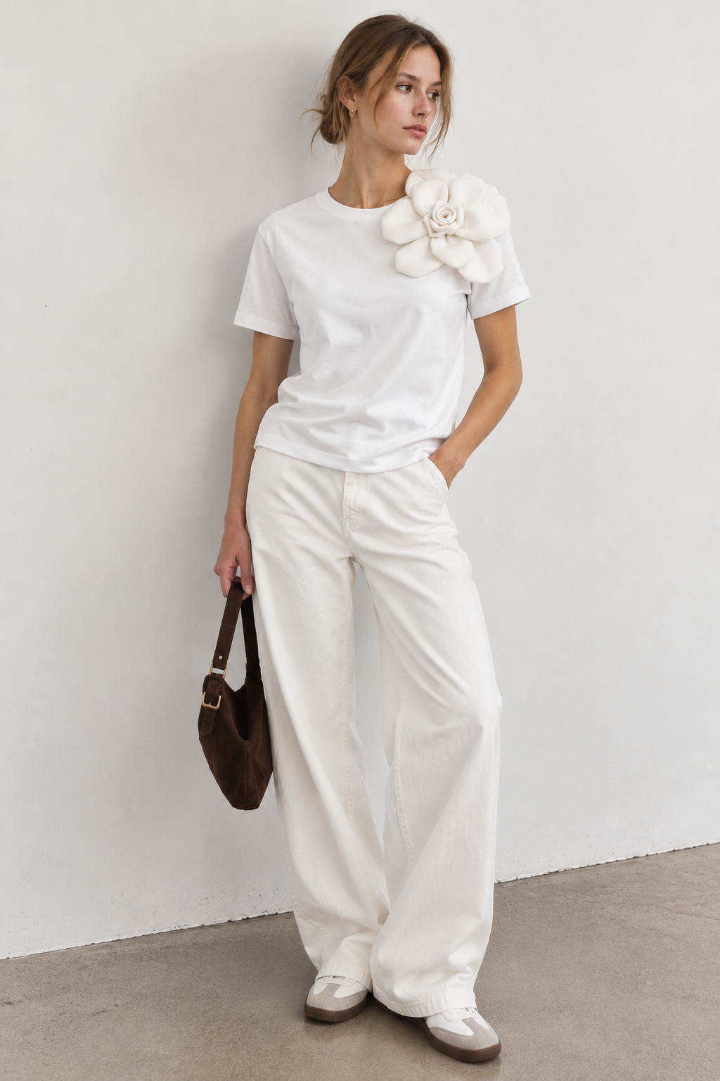 Camiseta con Flor 3D – Elegante y Femenina