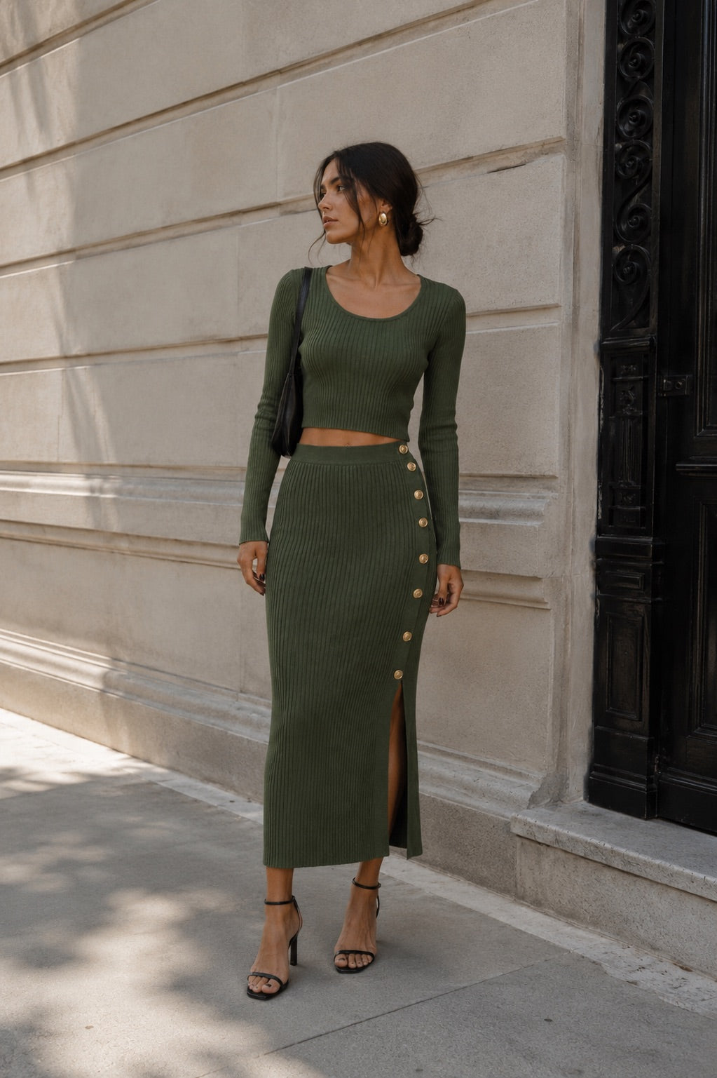 Conjunto punto canalé con falda midi abotonada