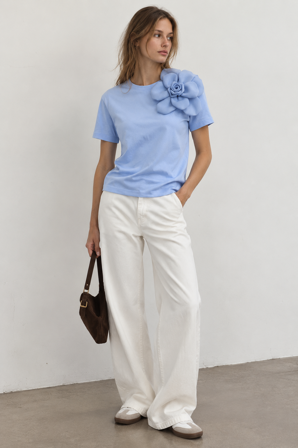 Camiseta con Flor 3D – Elegante y Femenina