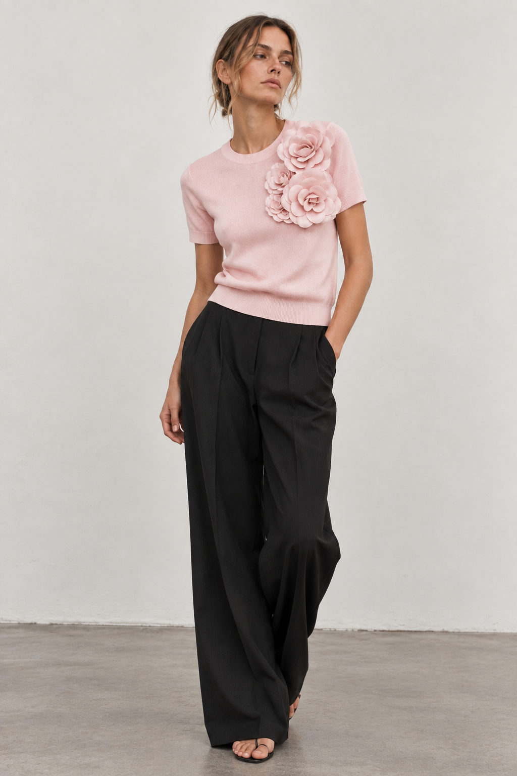 T-Shirt con Flores 3D “Elegancia Minimalista”