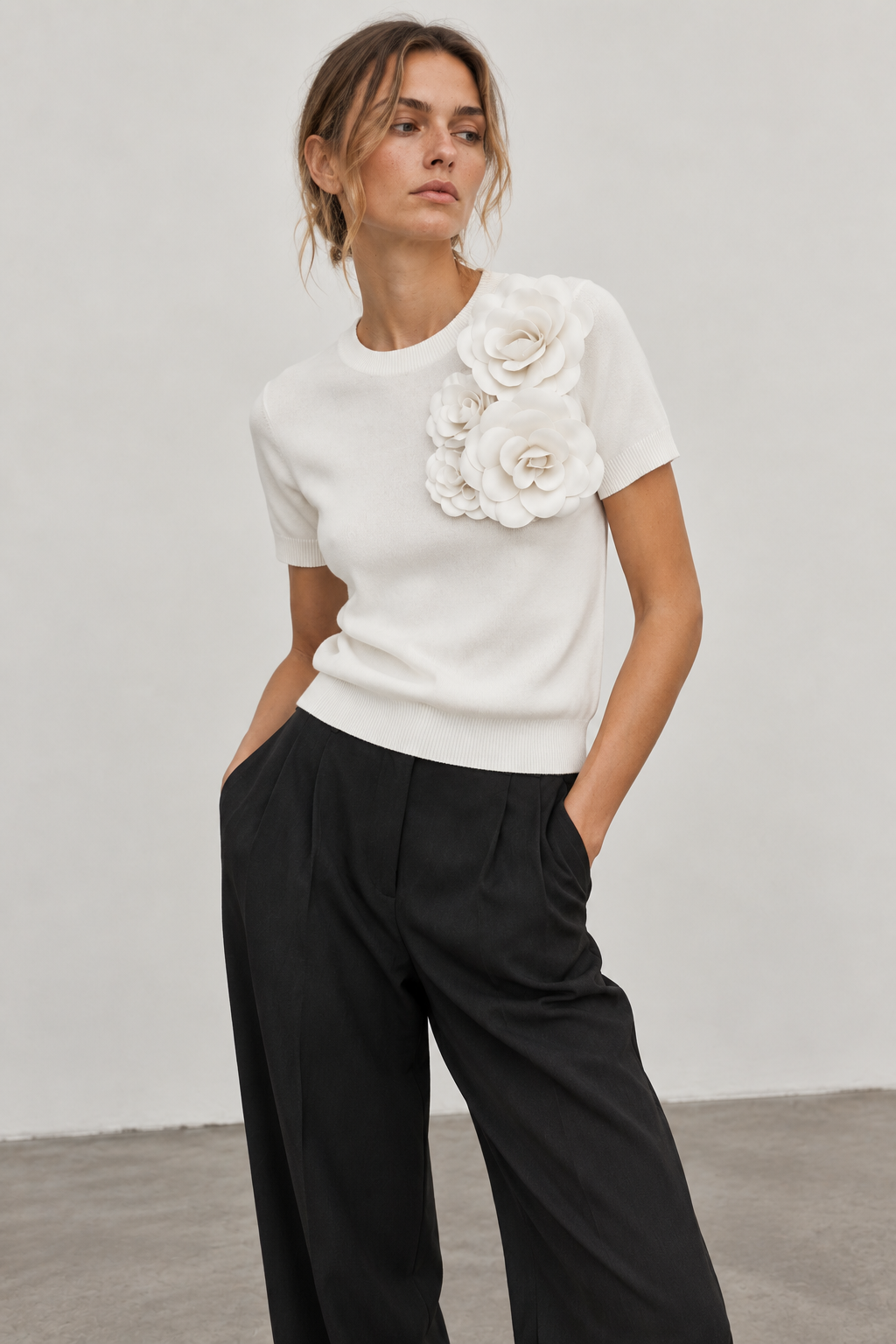 T-Shirt con Flores 3D “Elegancia Minimalista”