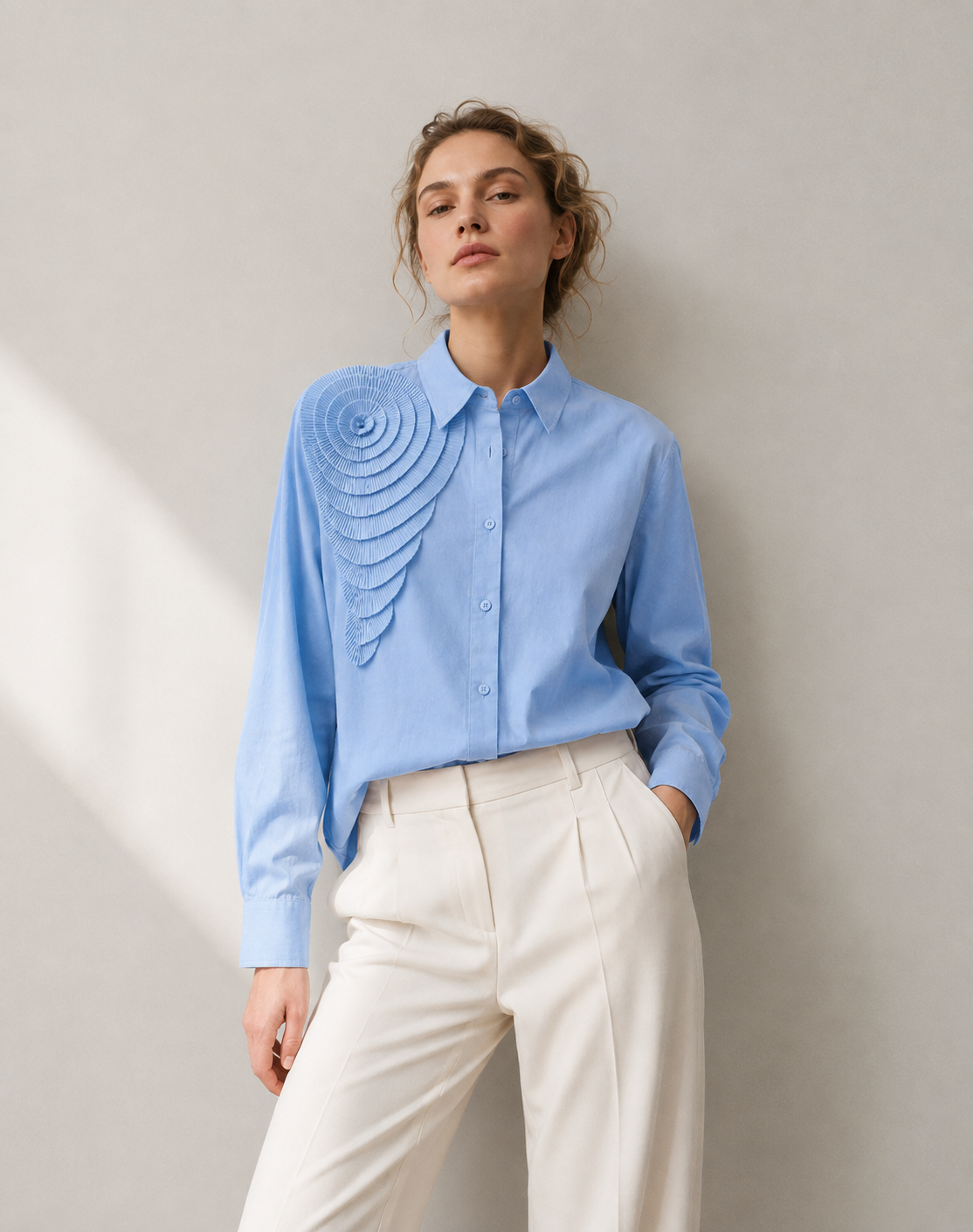 Camisa Elegante con Aplicación Plisada Asimétrica
