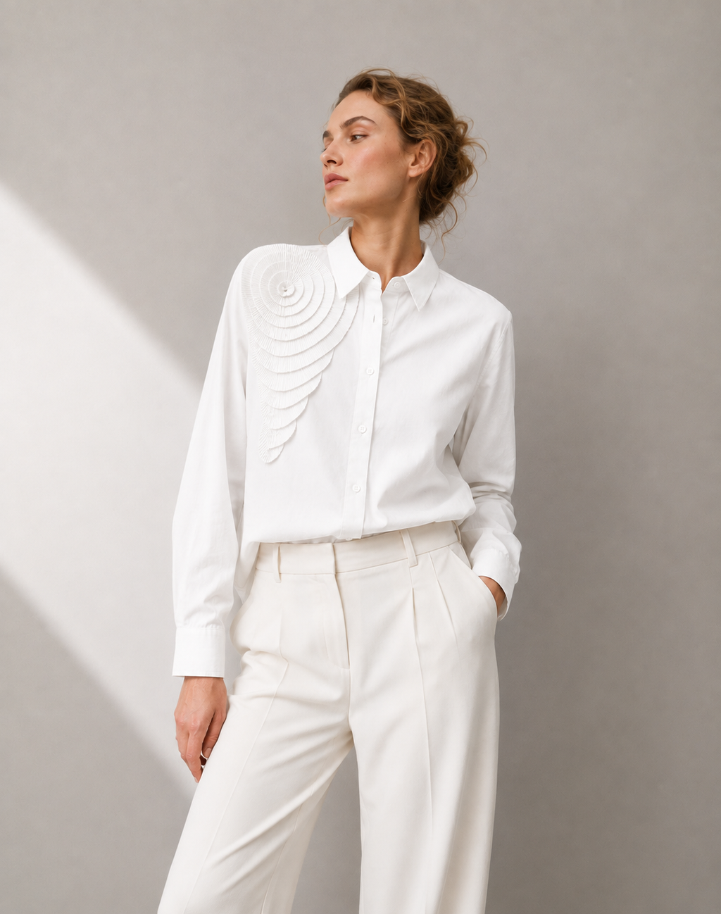 Camisa Elegante con Aplicación Plisada Asimétrica