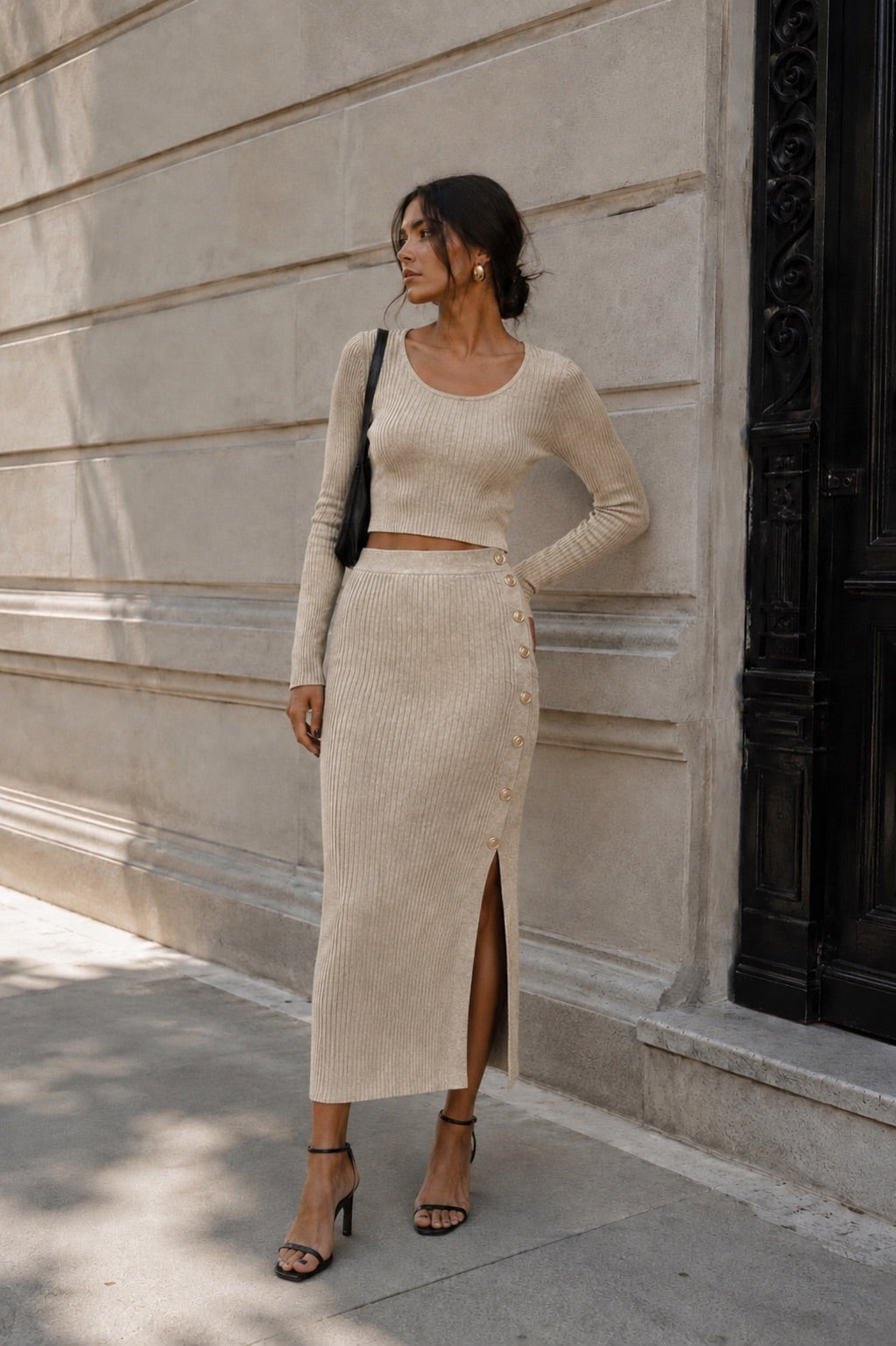 Conjunto punto canalé con falda midi abotonada