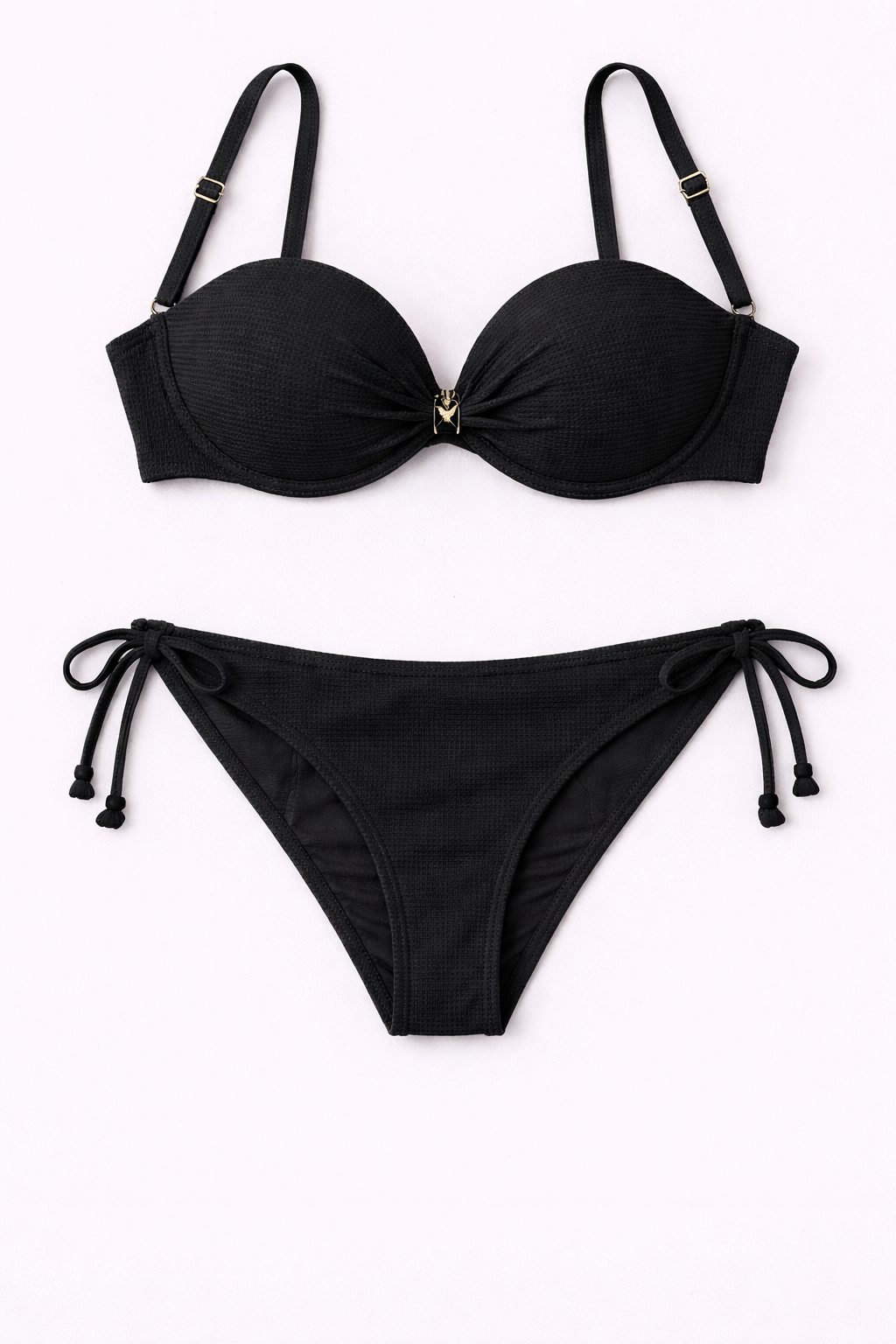 Bikini texturizado con detalle joya y lazos laterales