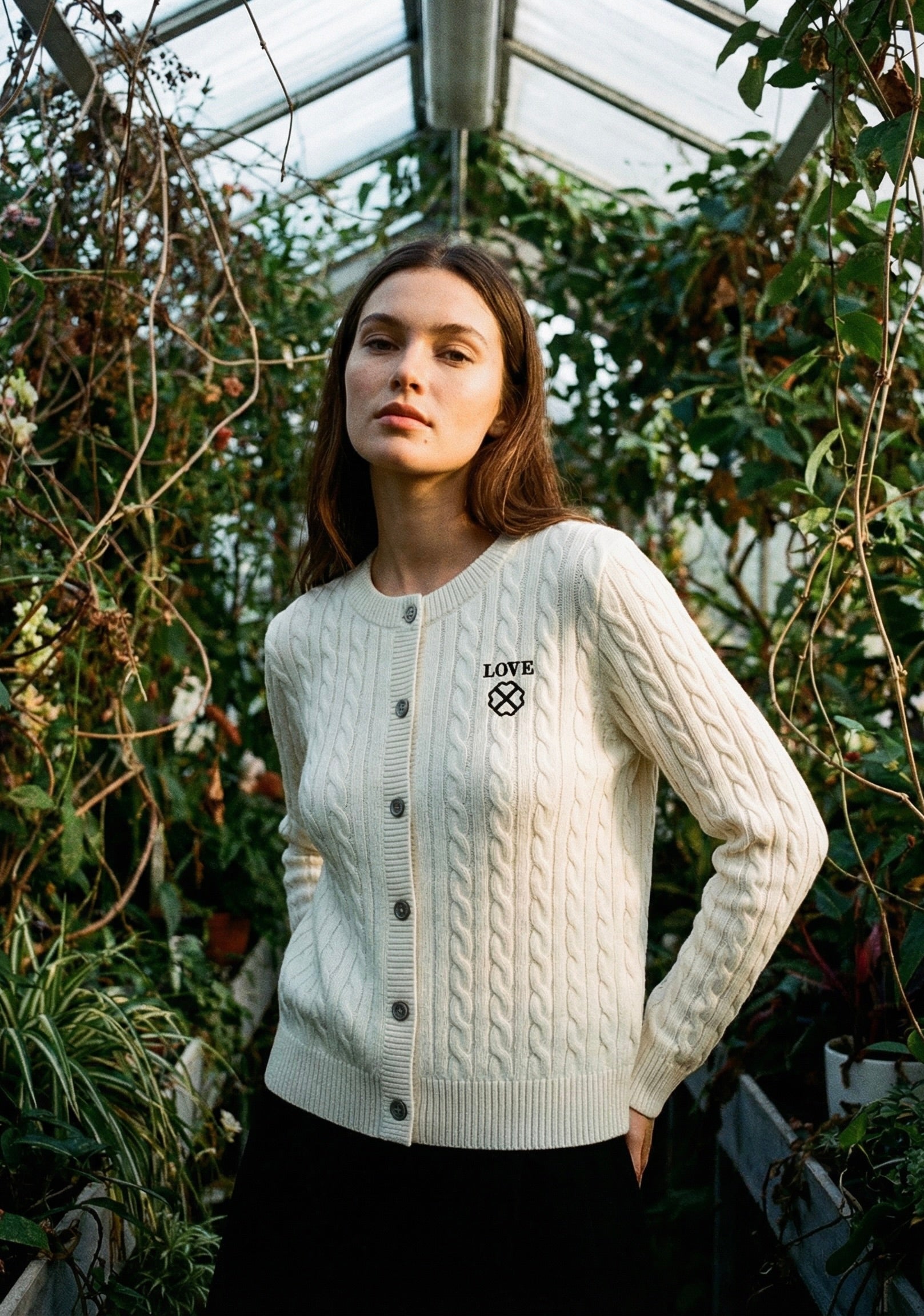 Cárdigan de Punto Trenzado con Botones y Bordado “LOVE”