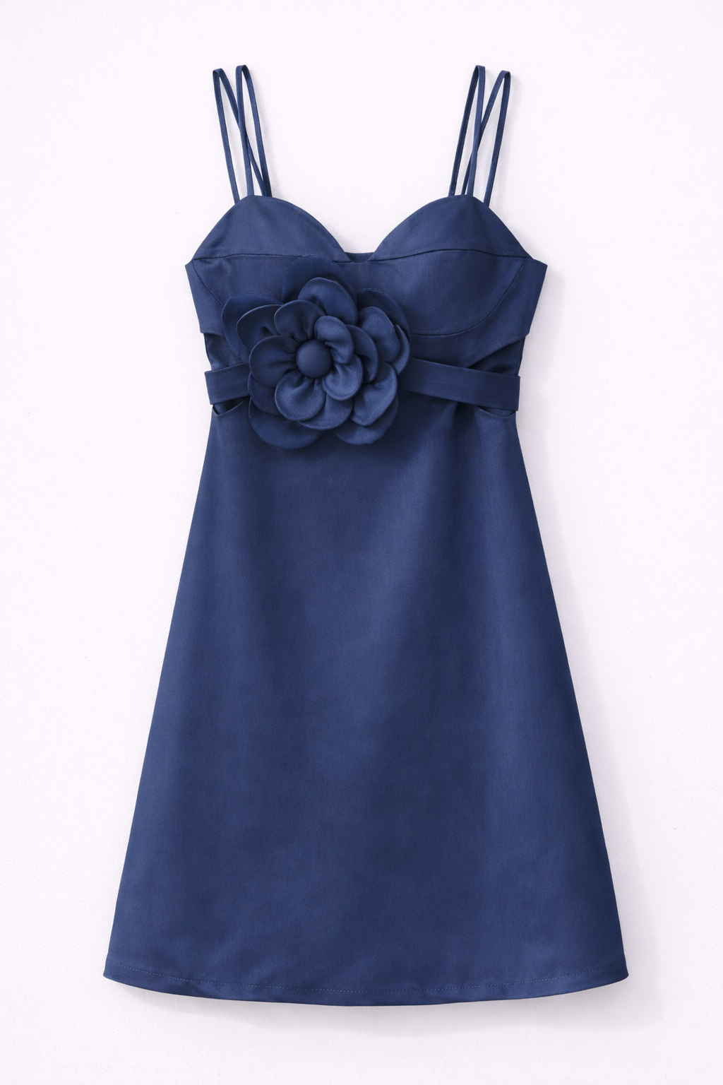 Vestido corto satinado con flor central