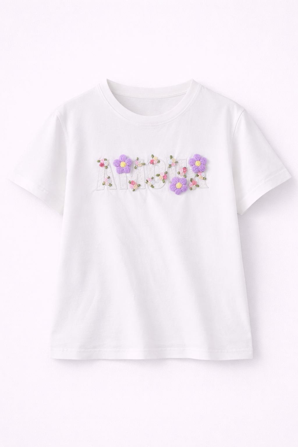 Camiseta bordada con flores artesanales