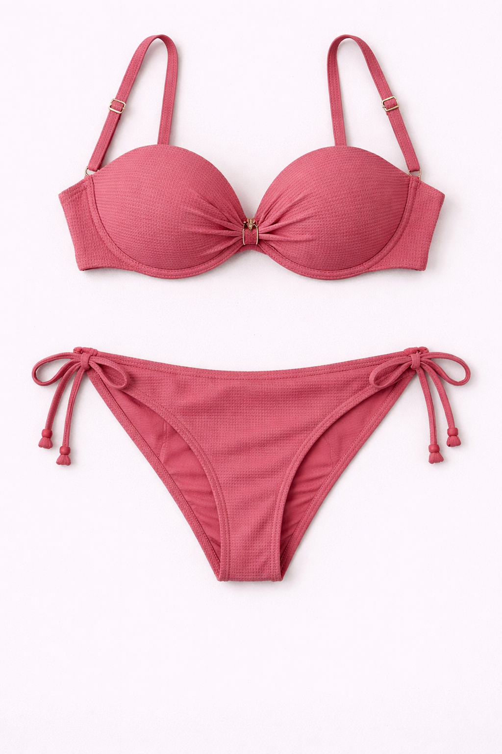 Bikini texturizado con detalle joya y lazos laterales