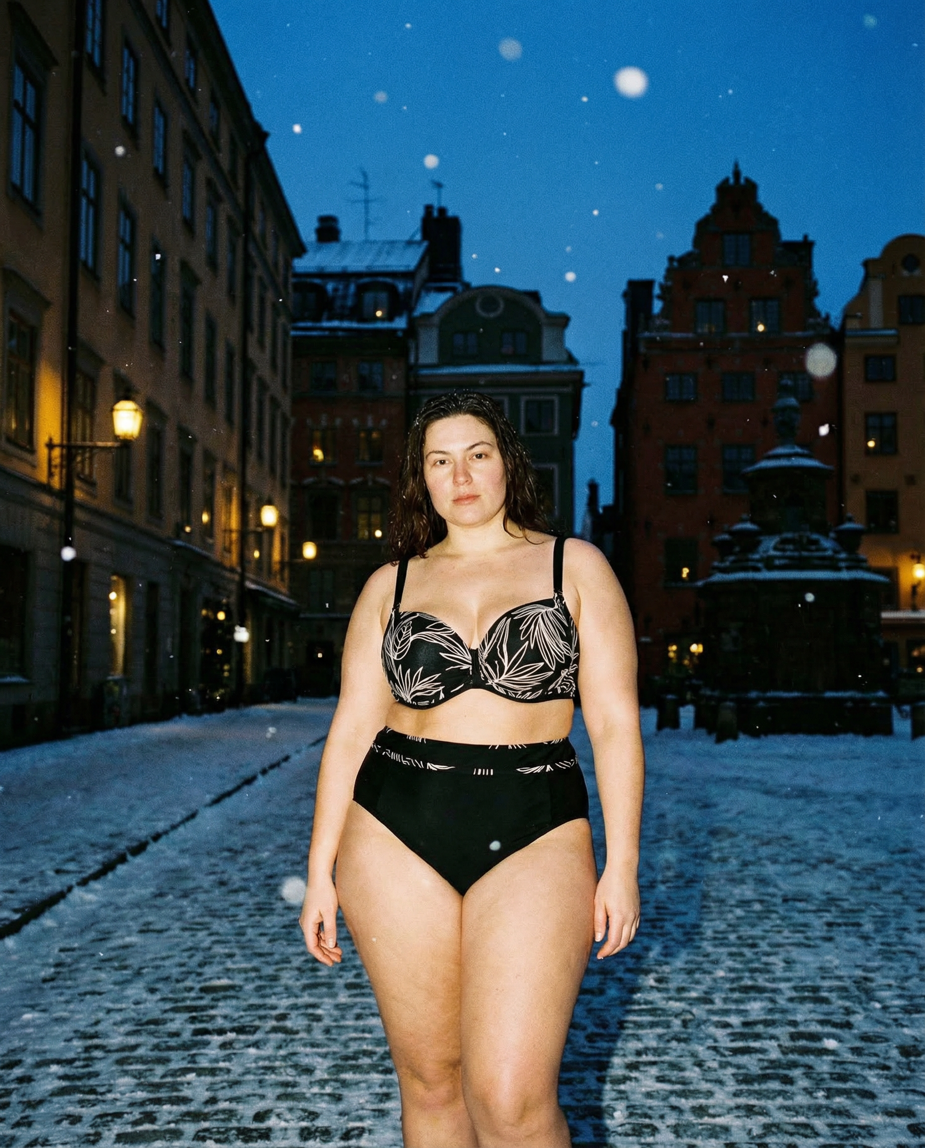 Bikini estructurado con estampado tropical en contraste