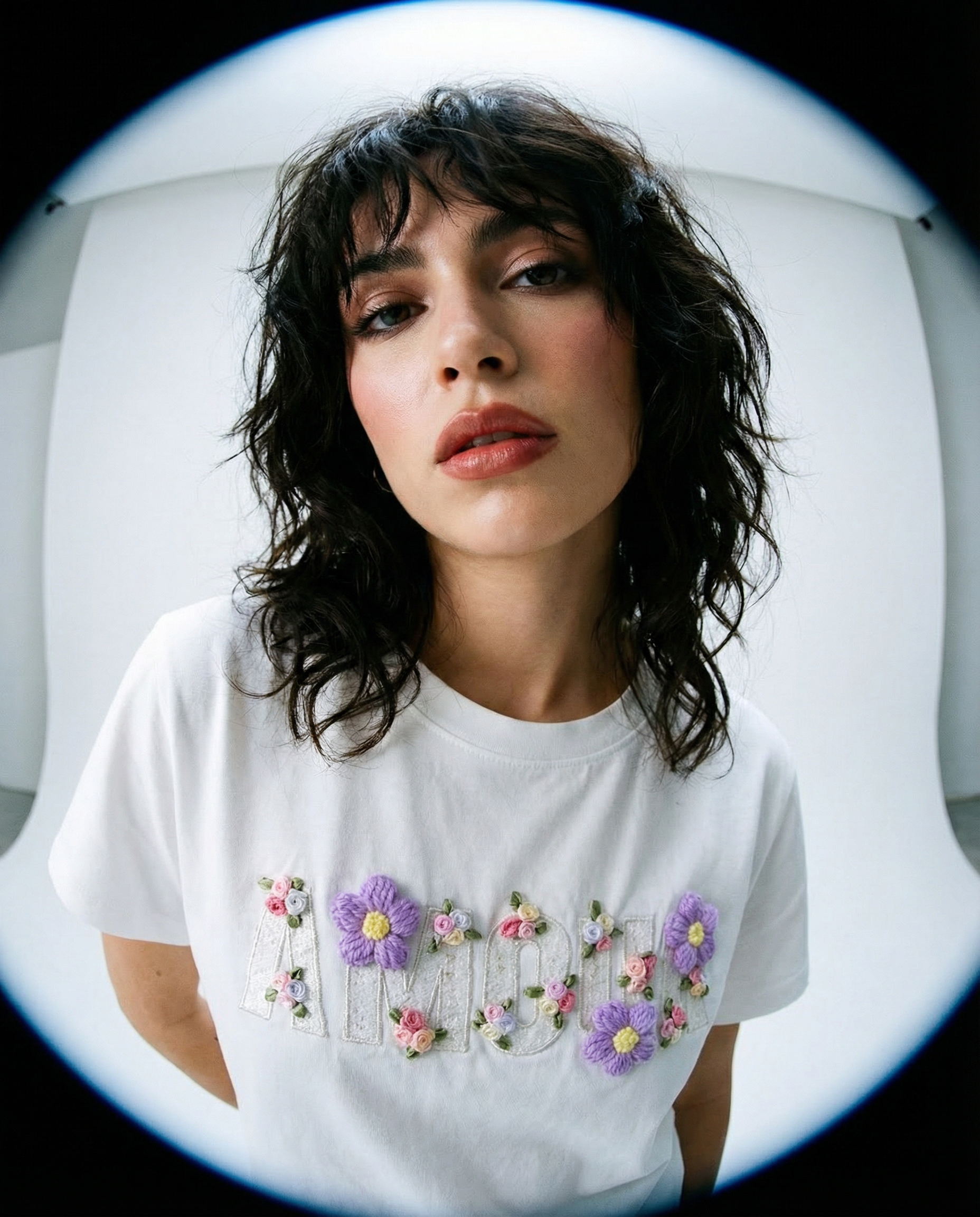 Camiseta bordada con flores artesanales