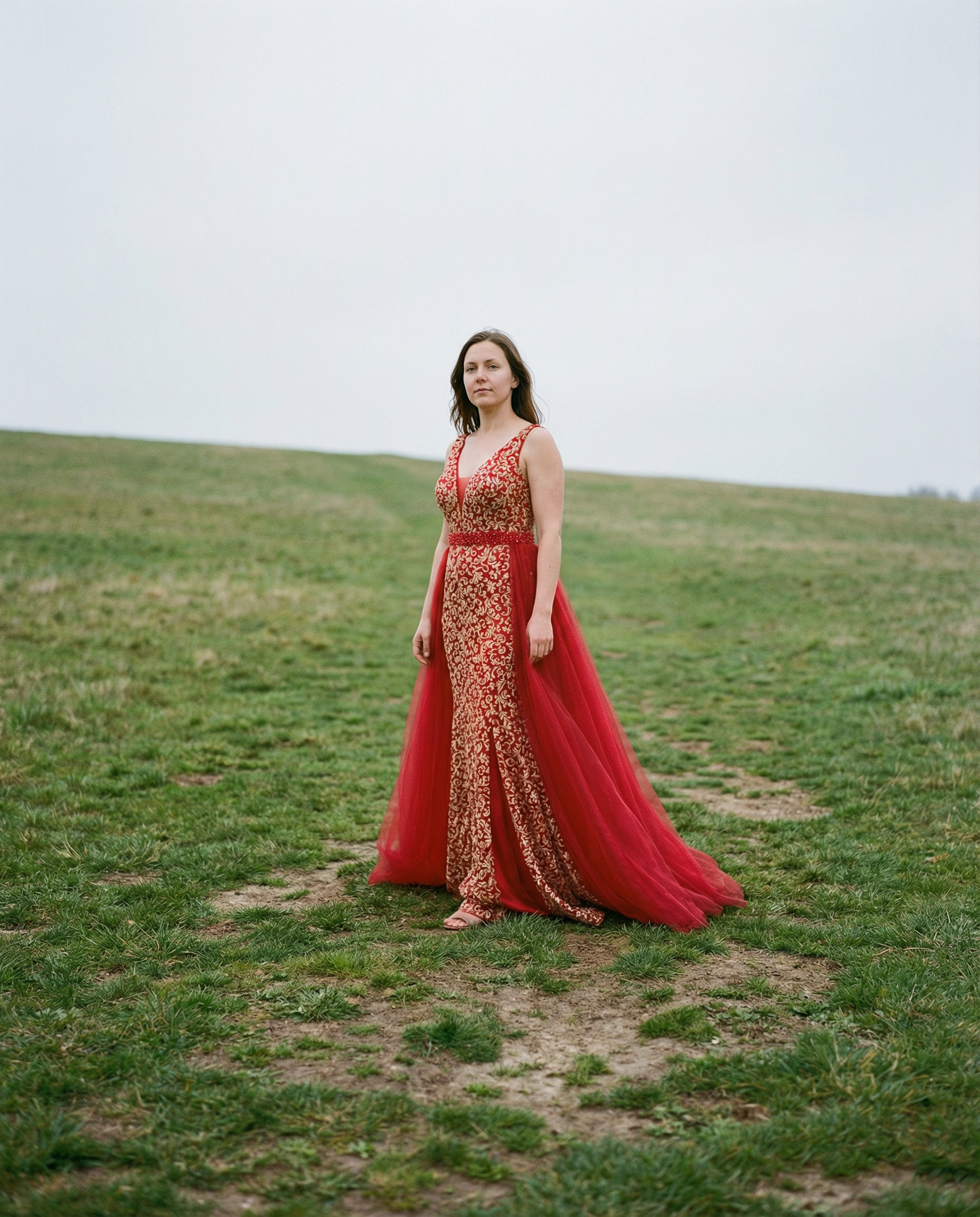 Vestido largo bordado con capa de tul Lumière