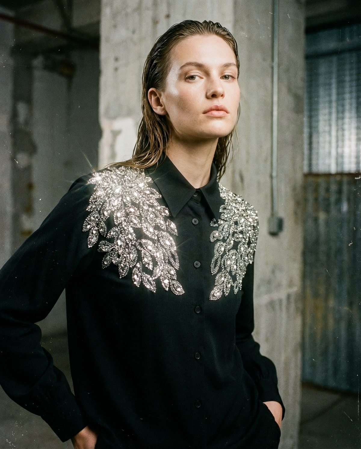 Camisa Negra con Aplique de Pedrería en