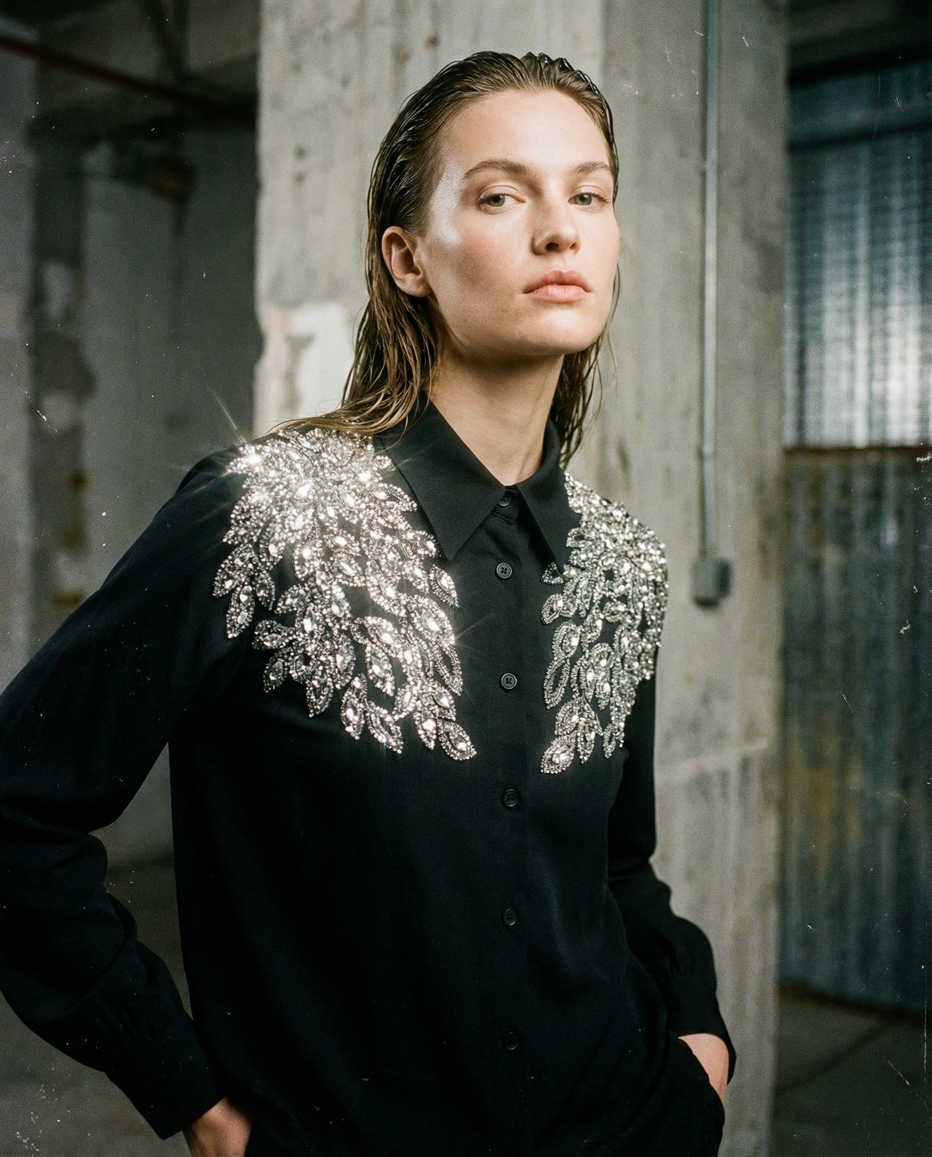 Camisa Negra con Aplique de Pedrería en
