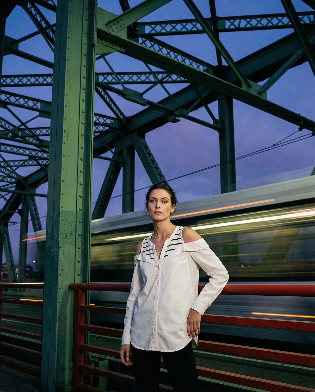 Blusa hombros descubiertos con escote combinado