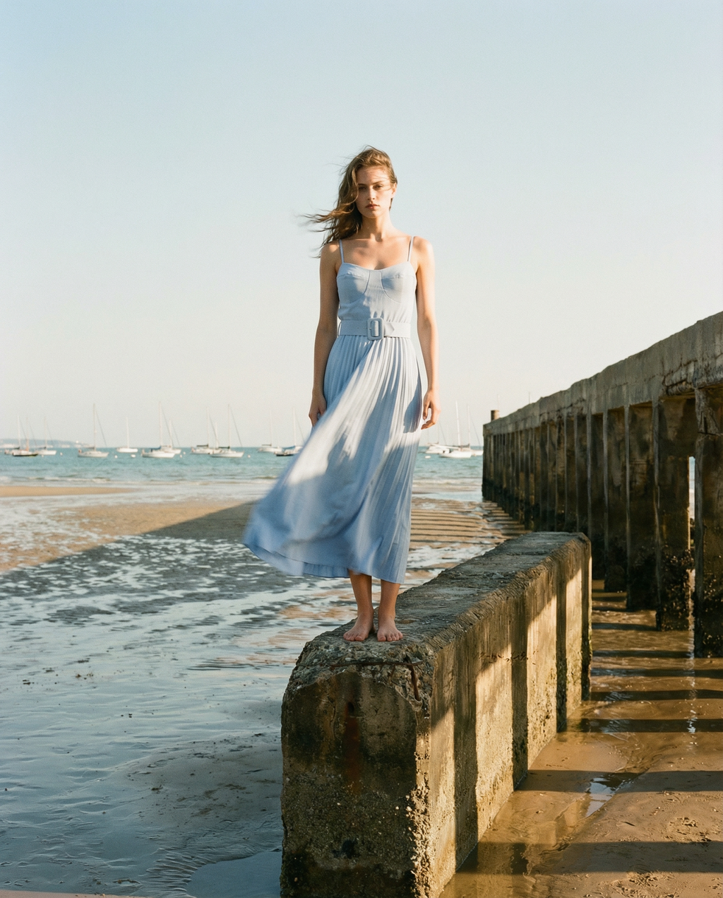 Vestido midi plisado con cinturón escultural