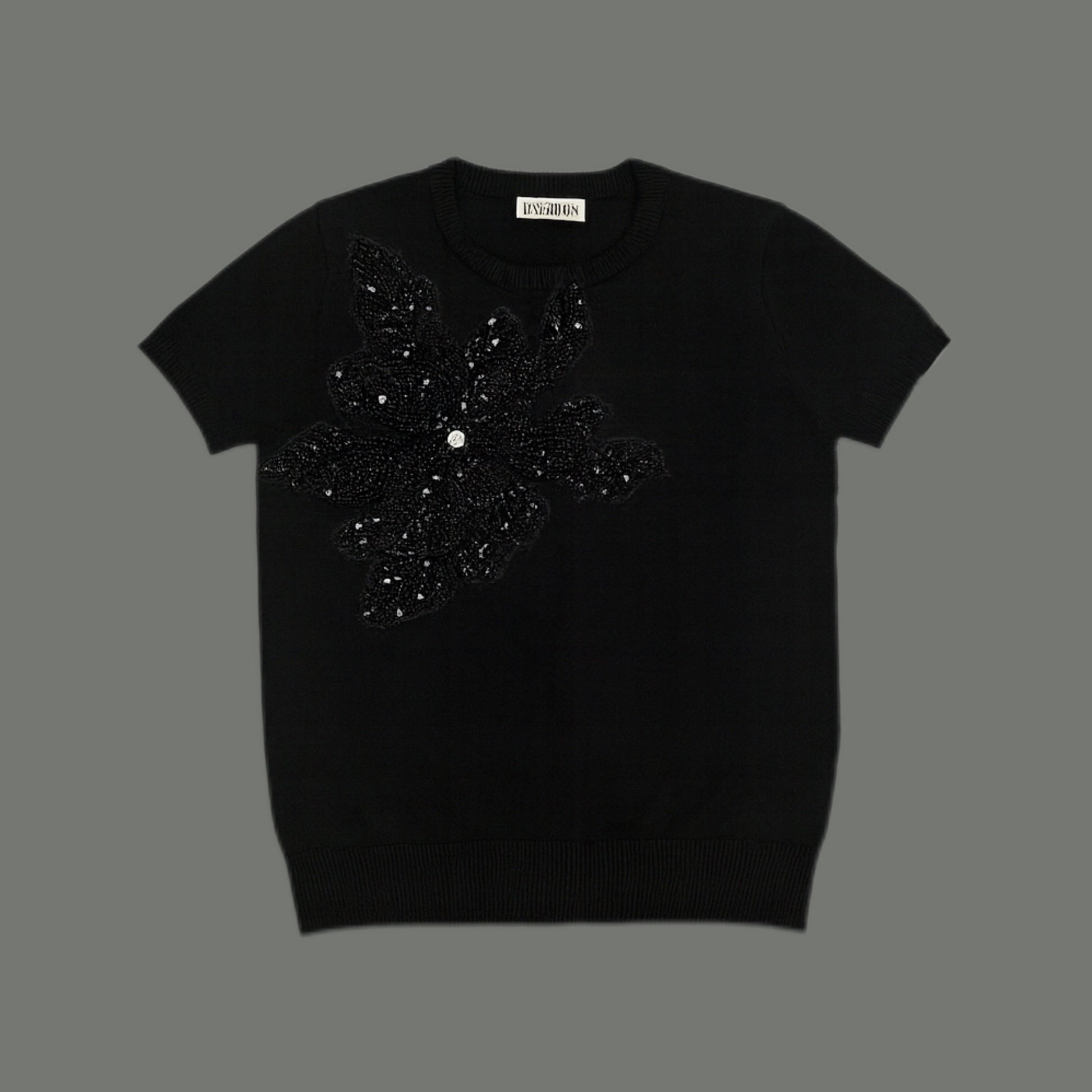 T-Shirt con Bordado de Flor “Elegancia Nocturna”