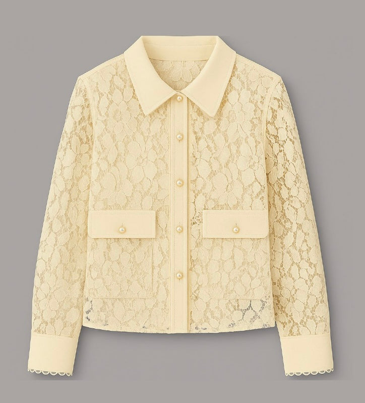 Blusa de encaje con botones decorativos