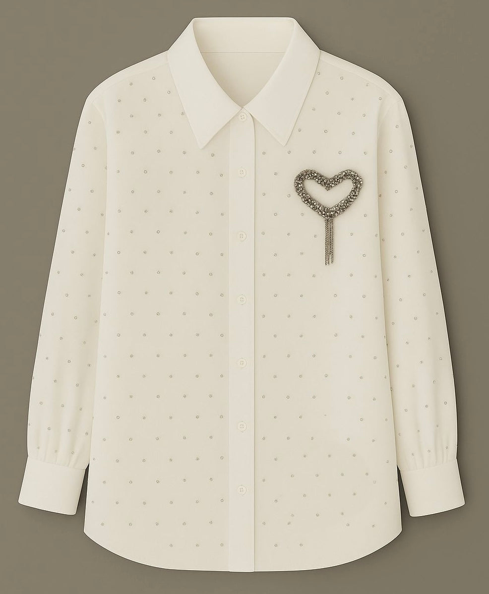 Camisa con pedrería y broche en forma de corazón