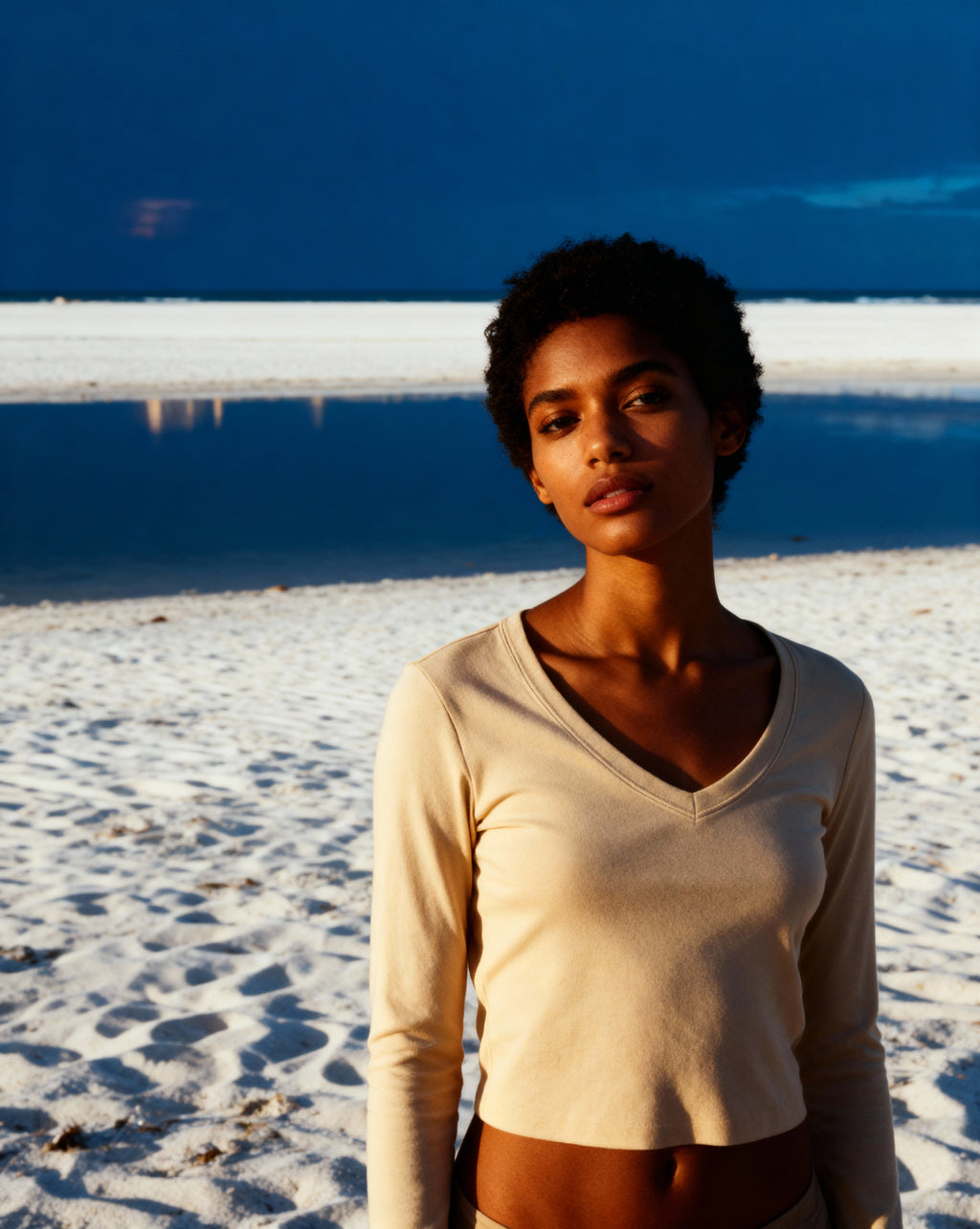 Top Crop Cuello Pico Essential Soft