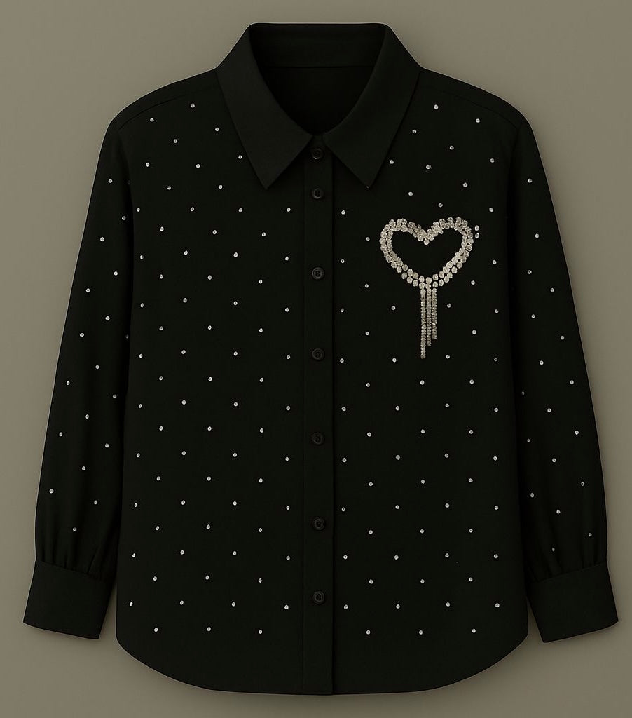 Camisa con pedrería y broche en forma de corazón