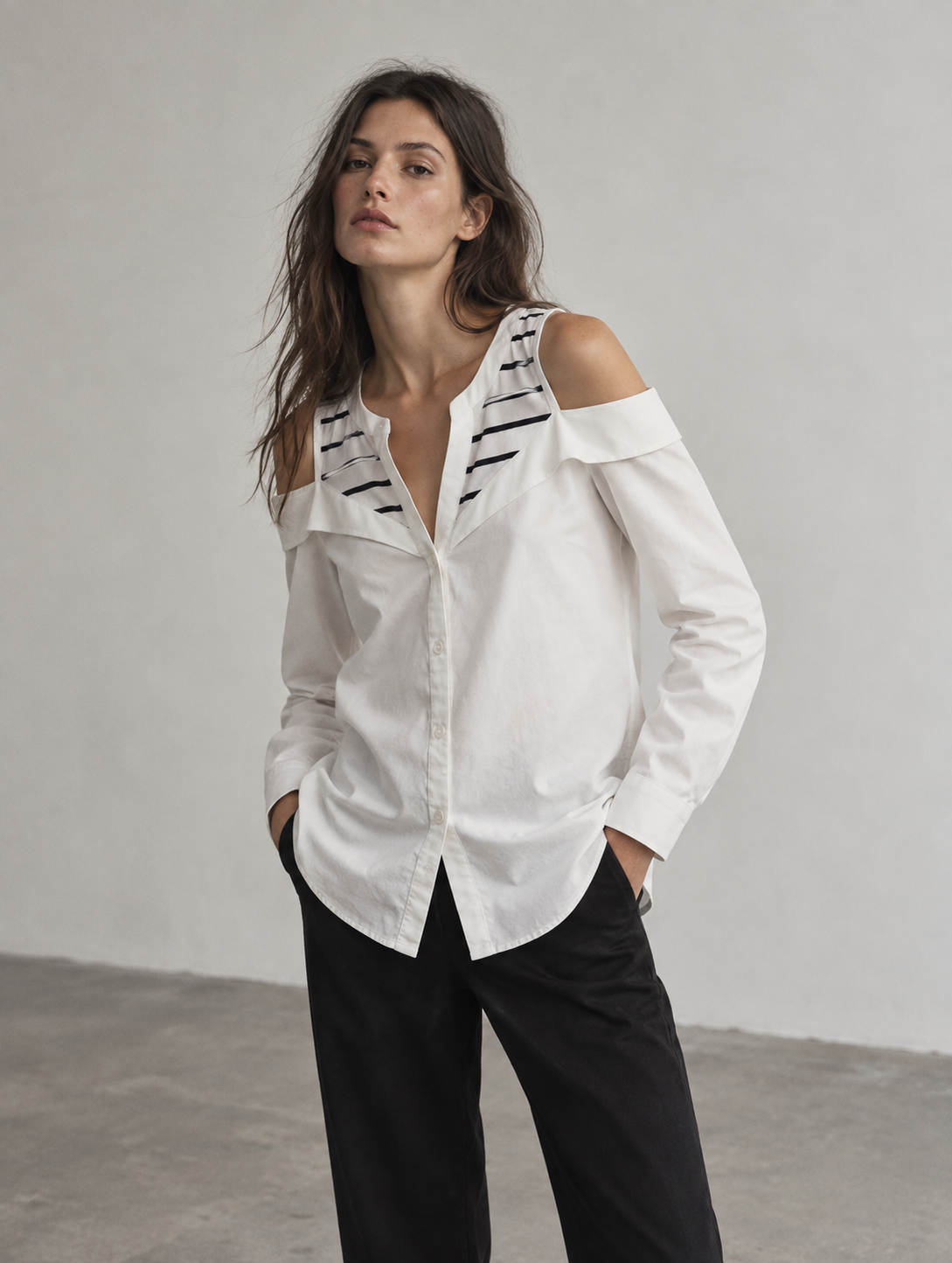 Blusa hombros descubiertos con escote combinado