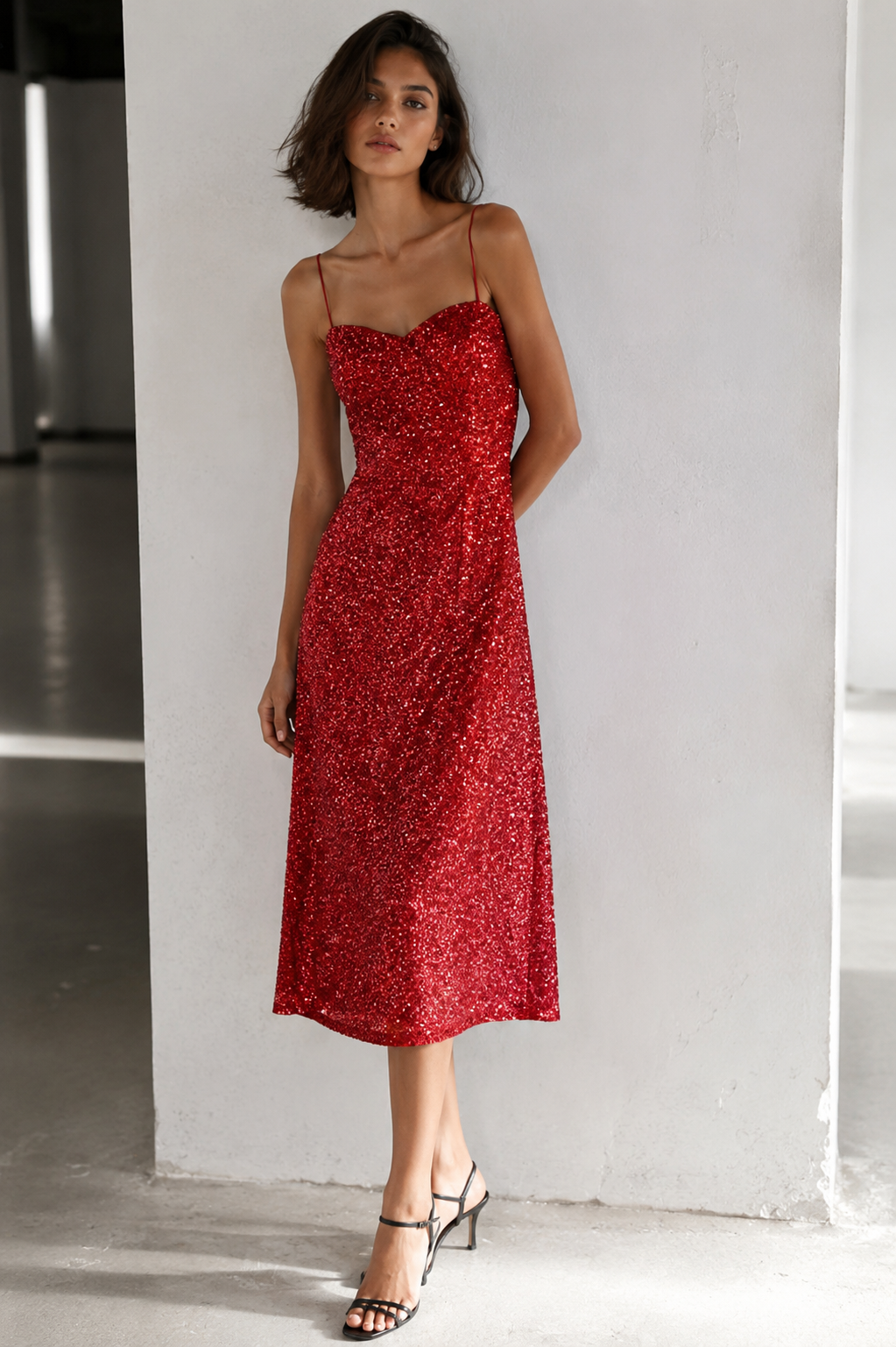 Vestido midi de tirantes con acabado brillante Aura