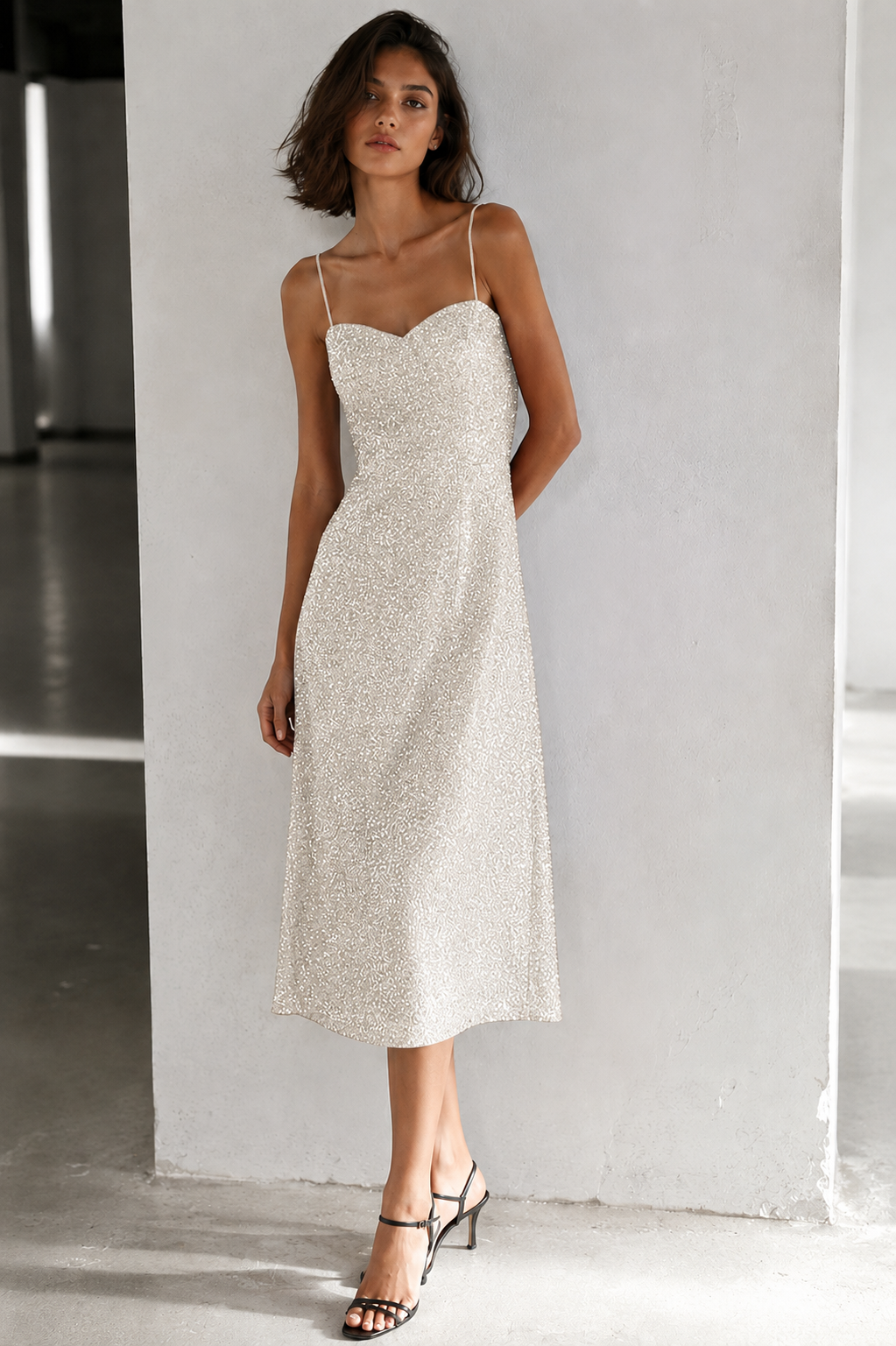 Vestido midi de tirantes con acabado brillante Aura