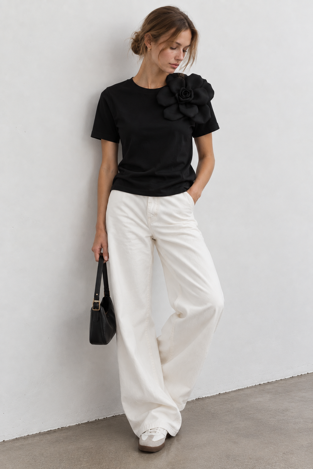 Camiseta con Flor 3D – Elegante y Femenina