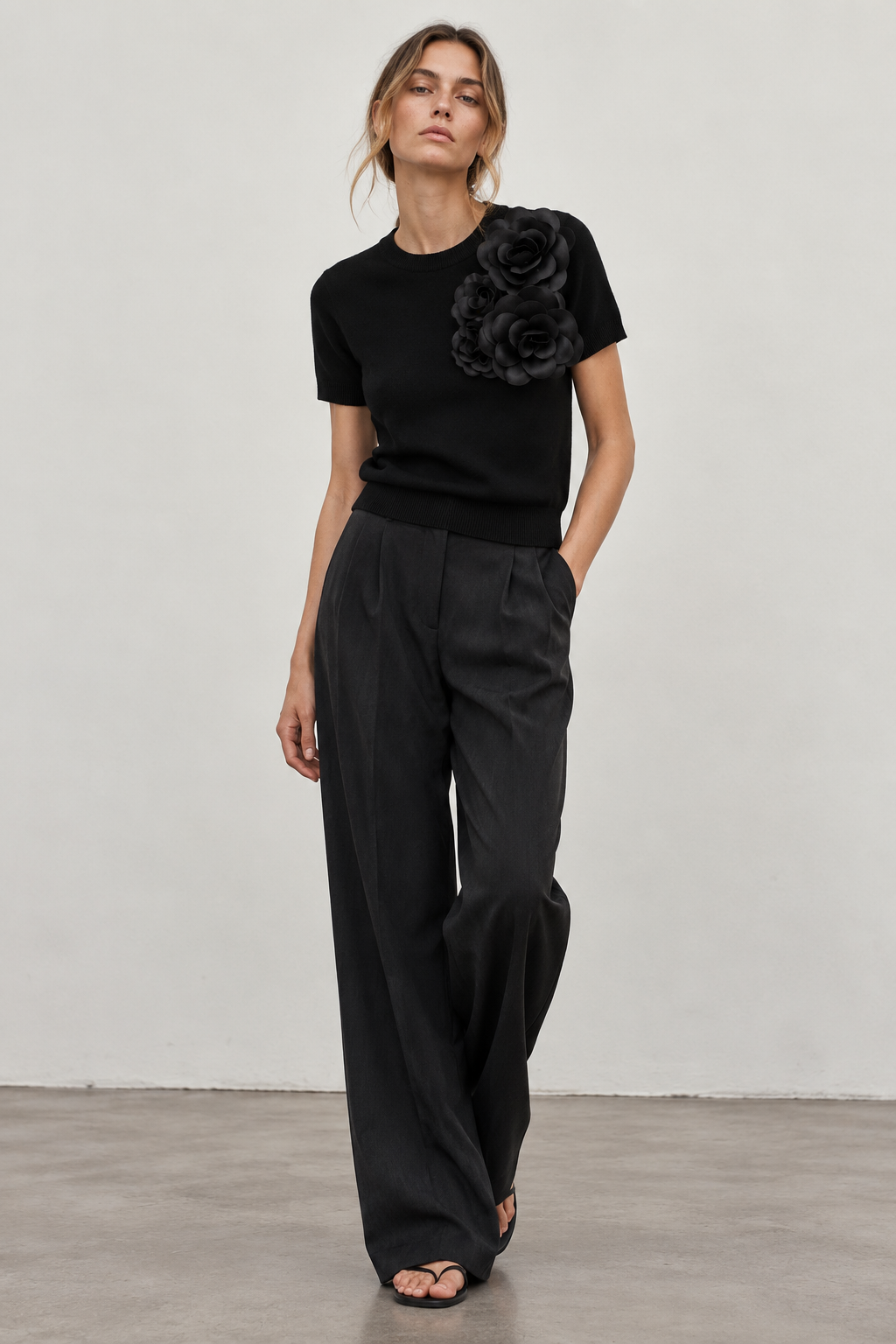 T-Shirt con Flores 3D “Elegancia Minimalista”