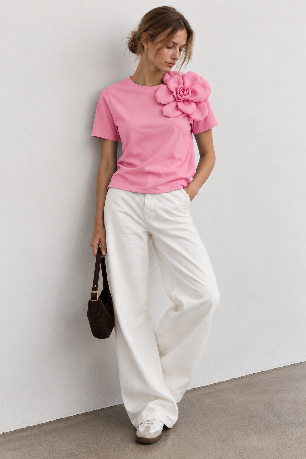 Camiseta con Flor 3D – Elegante y Femenina