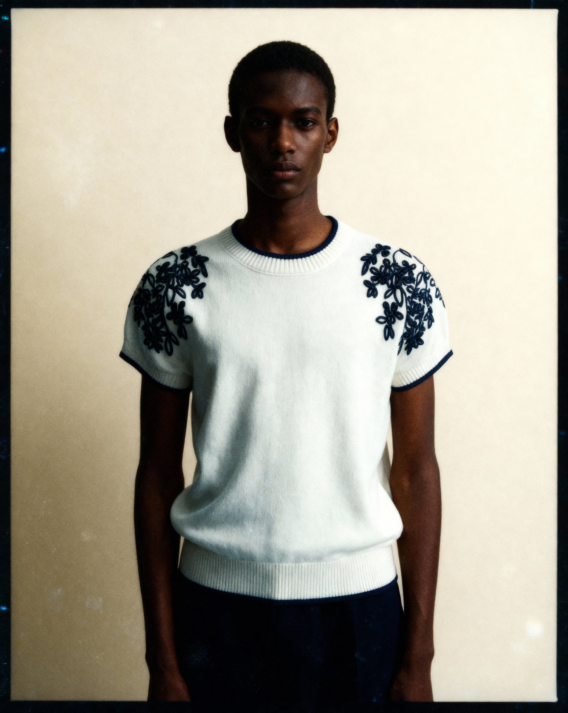 Camiseta de punto bordada con flores