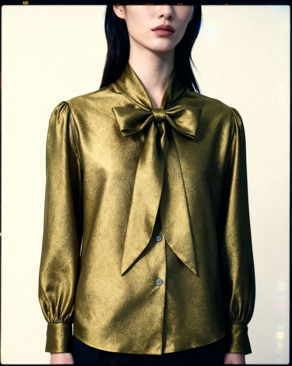 Blusa satinada con lazo