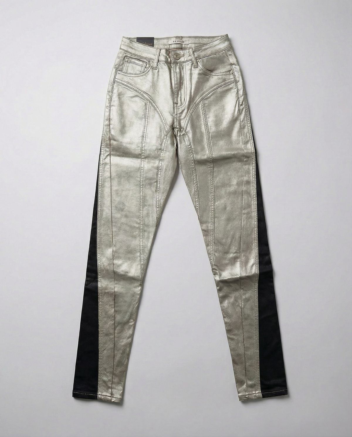 Pantalón skinny metalizado con paneles en contraste