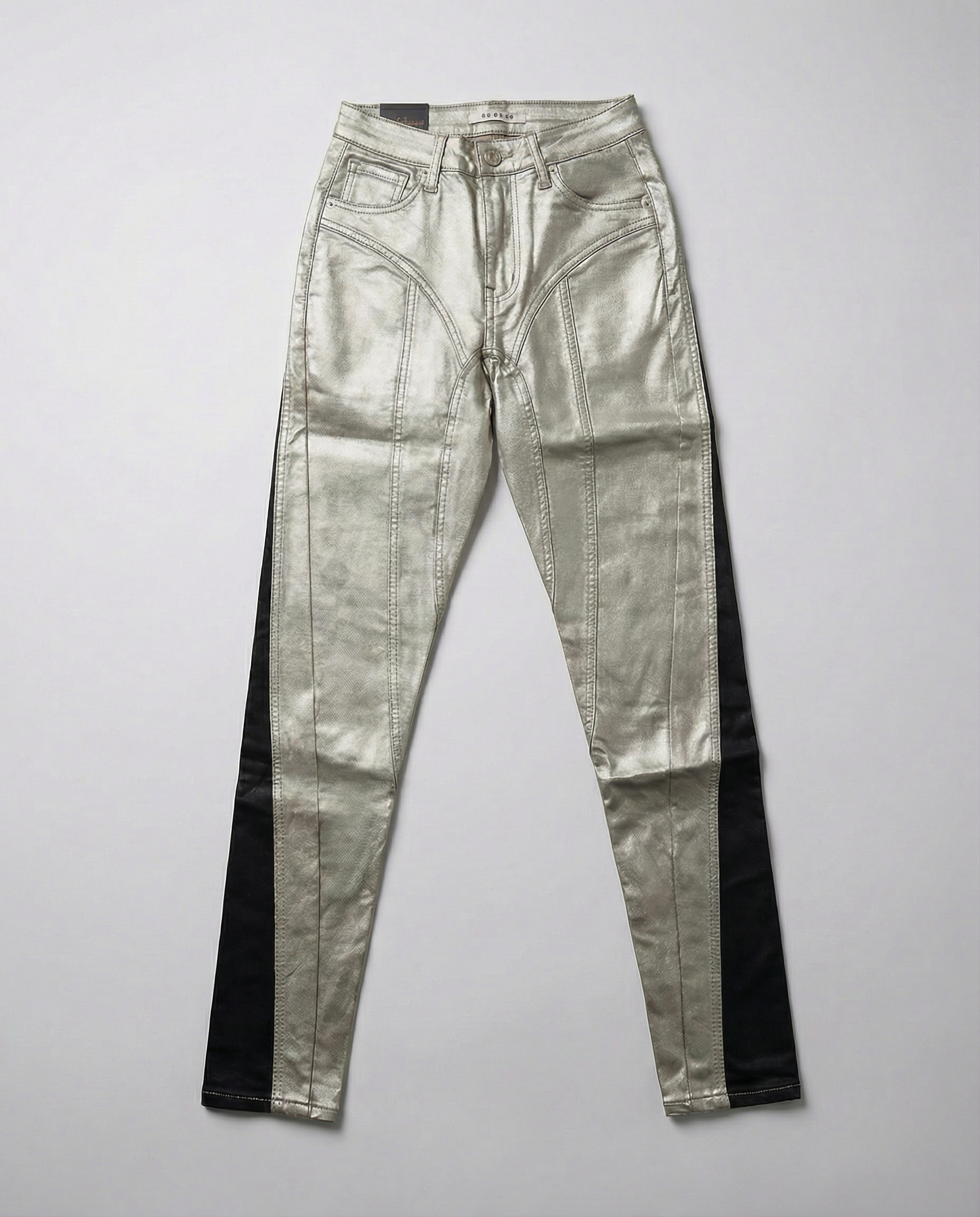 Pantalón skinny metalizado con paneles en contraste